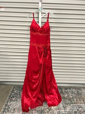 Red Satin Formal Dress Floral Applique Ruched Bust Evening Gown Prom Dress